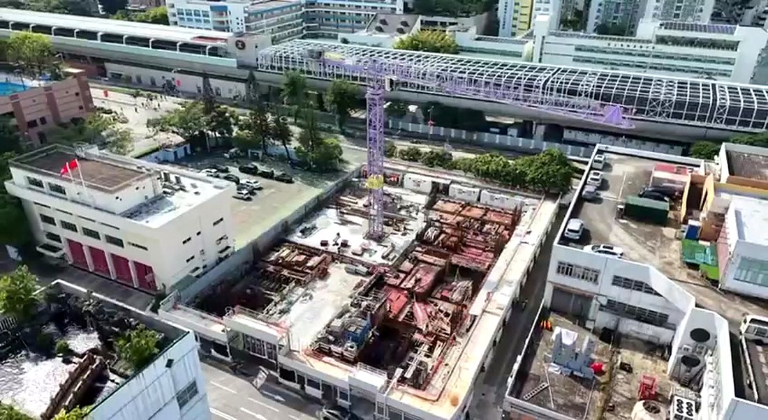 ONE CENTRIC 地盤航拍，可見地庫工程及後方第一城站高架橋